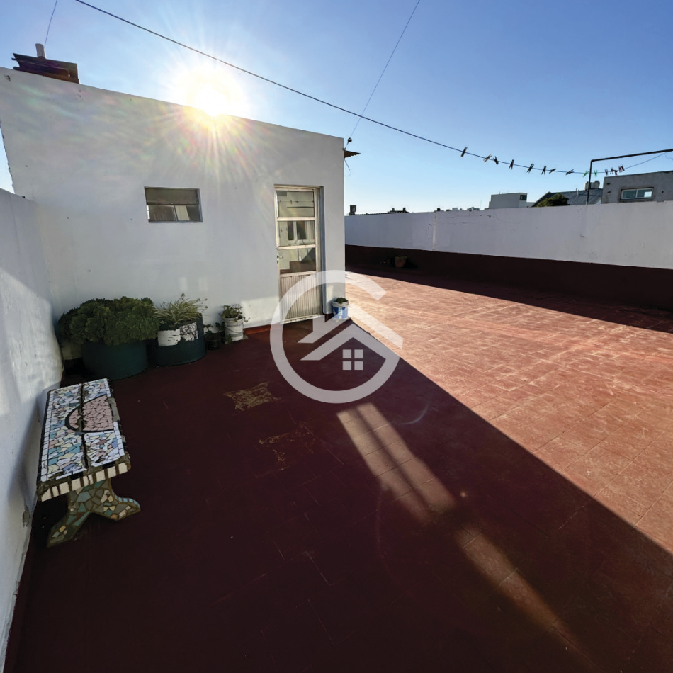 Chalet 4 ambientes en planta alta con garaje, quincho y gran terraza! 