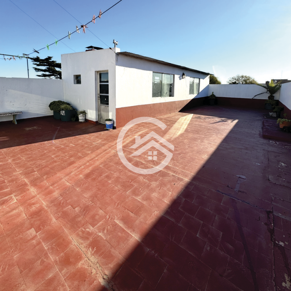 Chalet 4 ambientes en planta alta con garaje, quincho y gran terraza! 