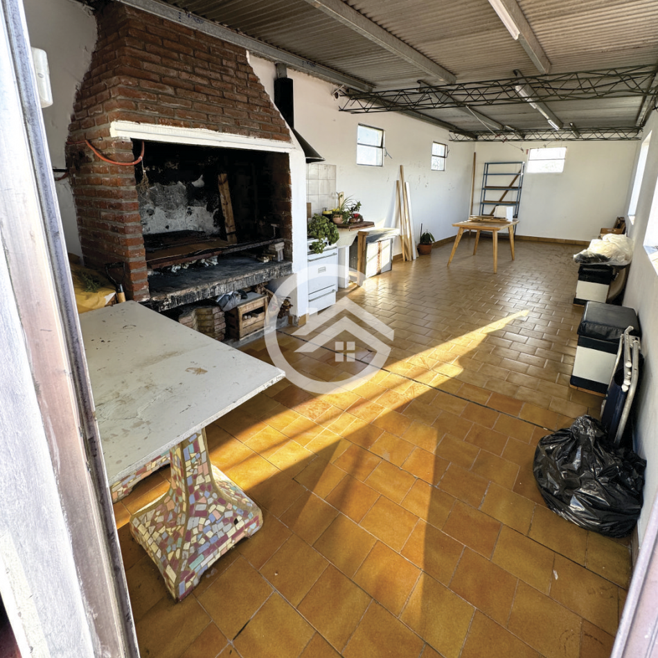 Chalet 4 ambientes en planta alta con garaje, quincho y gran terraza! 