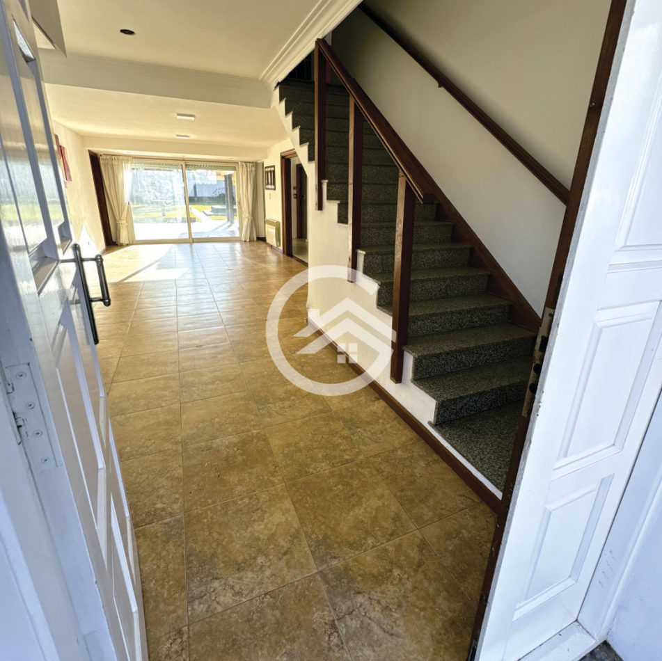 Chalet 5 ambientes con gran parque 