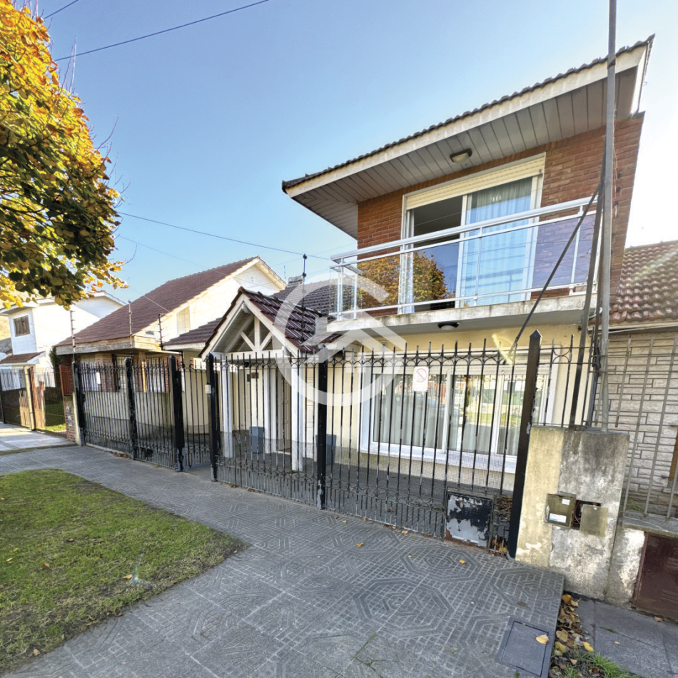 Chalet 5 ambientes con gran parque 