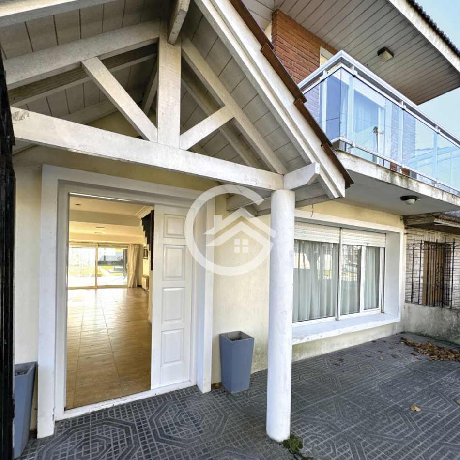 Chalet 5 ambientes con gran parque 