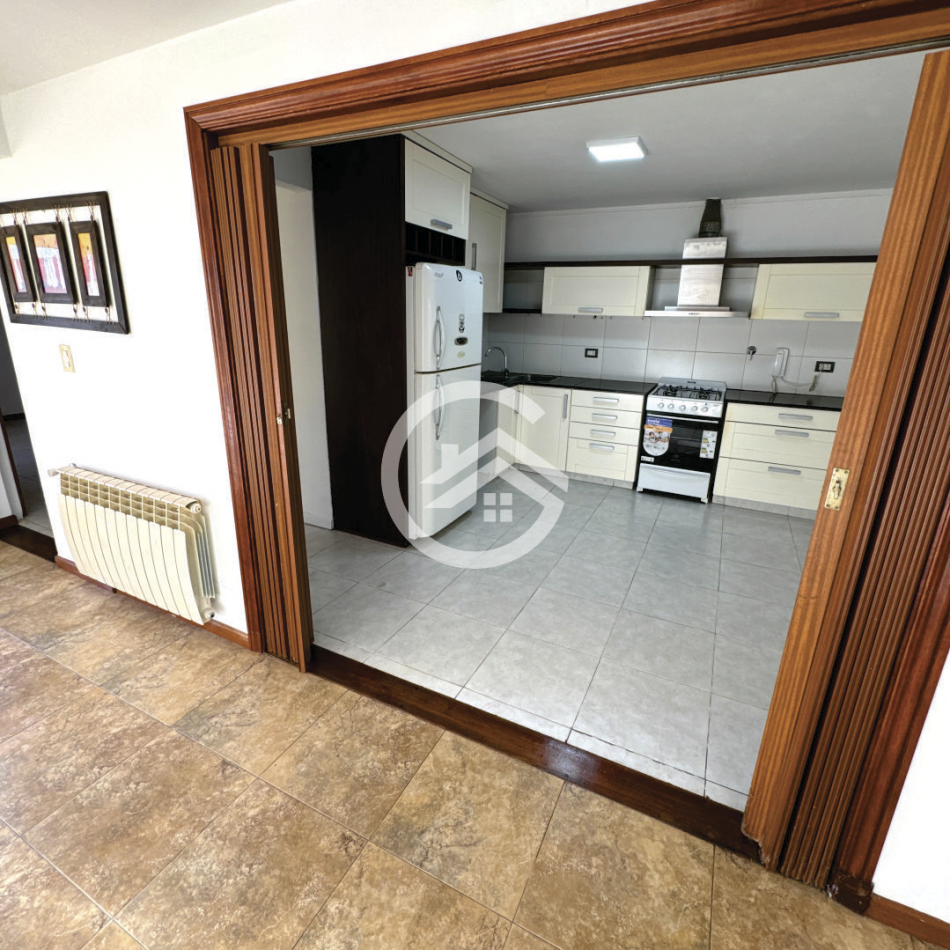 Chalet 5 ambientes con gran parque 