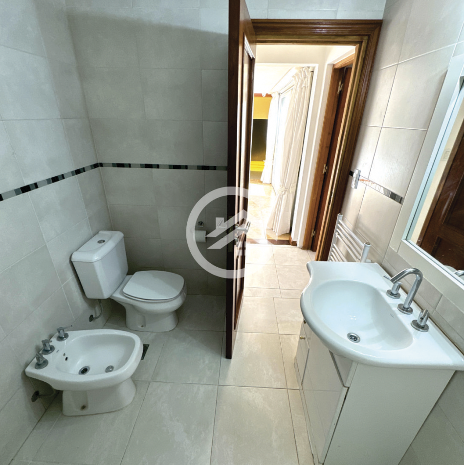 Chalet 5 ambientes con gran parque 