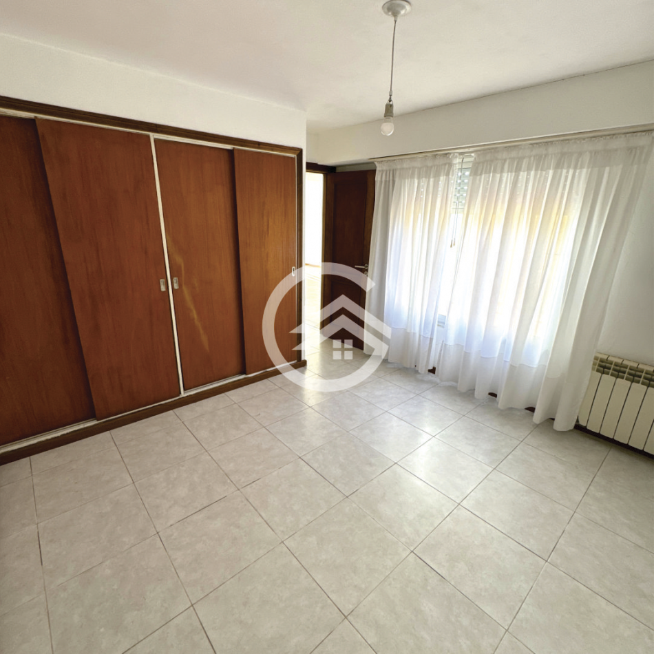 Chalet 5 ambientes con gran parque 