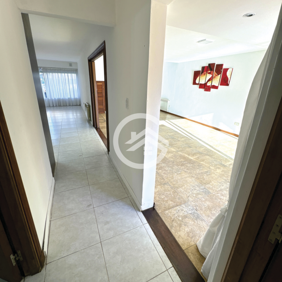 Chalet 5 ambientes con gran parque 