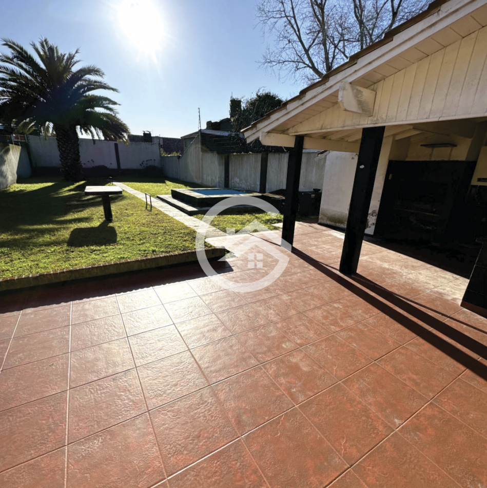 Chalet 5 ambientes con gran parque 