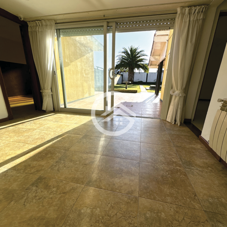 Chalet 5 ambientes con gran parque 