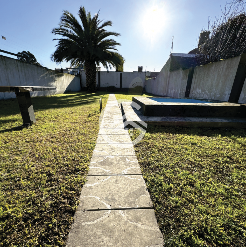 Chalet 5 ambientes con gran parque 