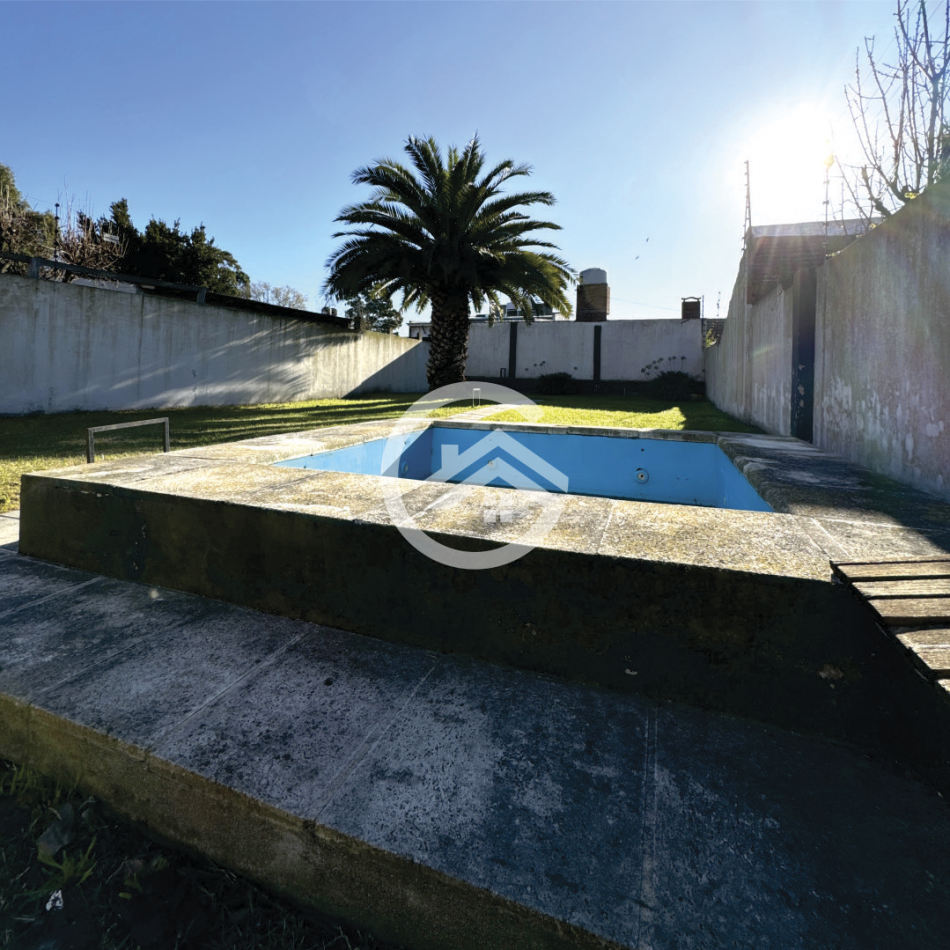 Chalet 5 ambientes con gran parque 