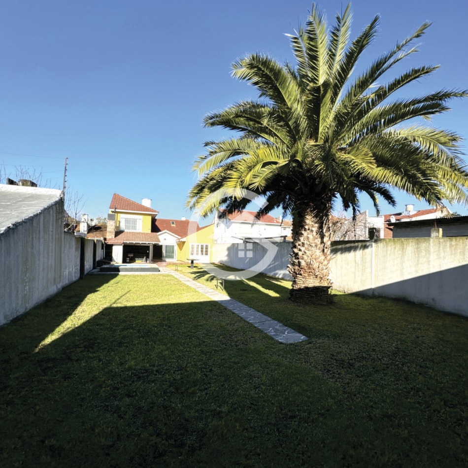 Chalet 5 ambientes con gran parque 