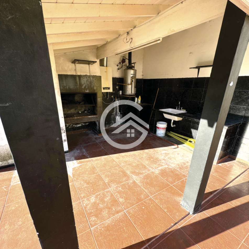 Chalet 5 ambientes con gran parque 