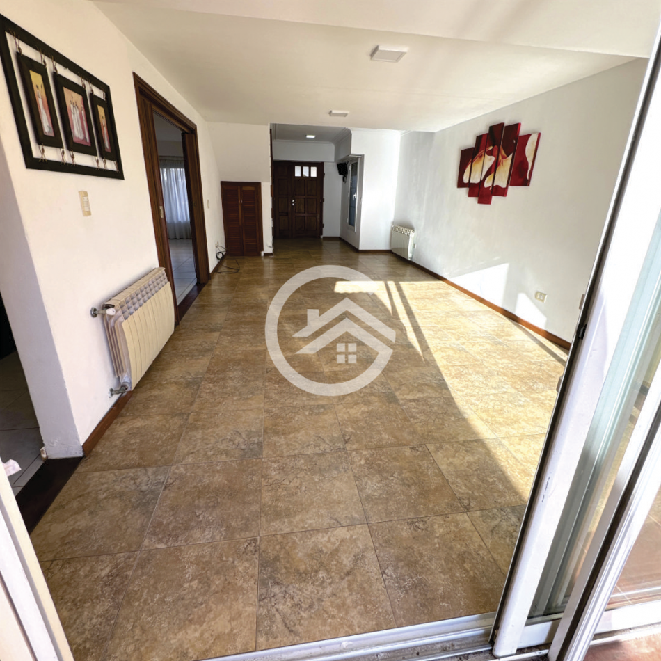 Chalet 5 ambientes con gran parque 