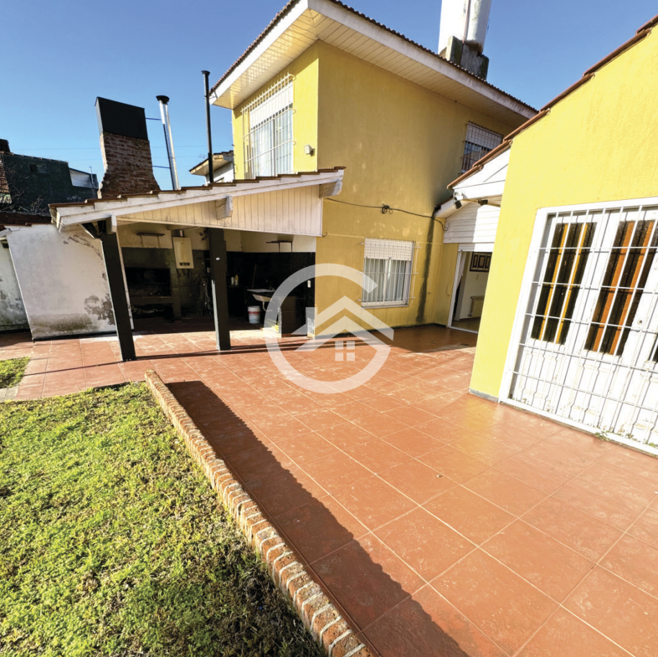 Chalet 5 ambientes con gran parque 