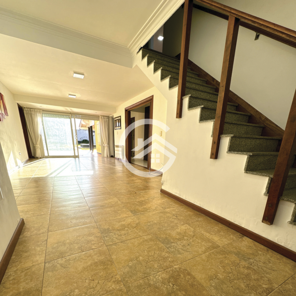 Chalet 5 ambientes con gran parque 