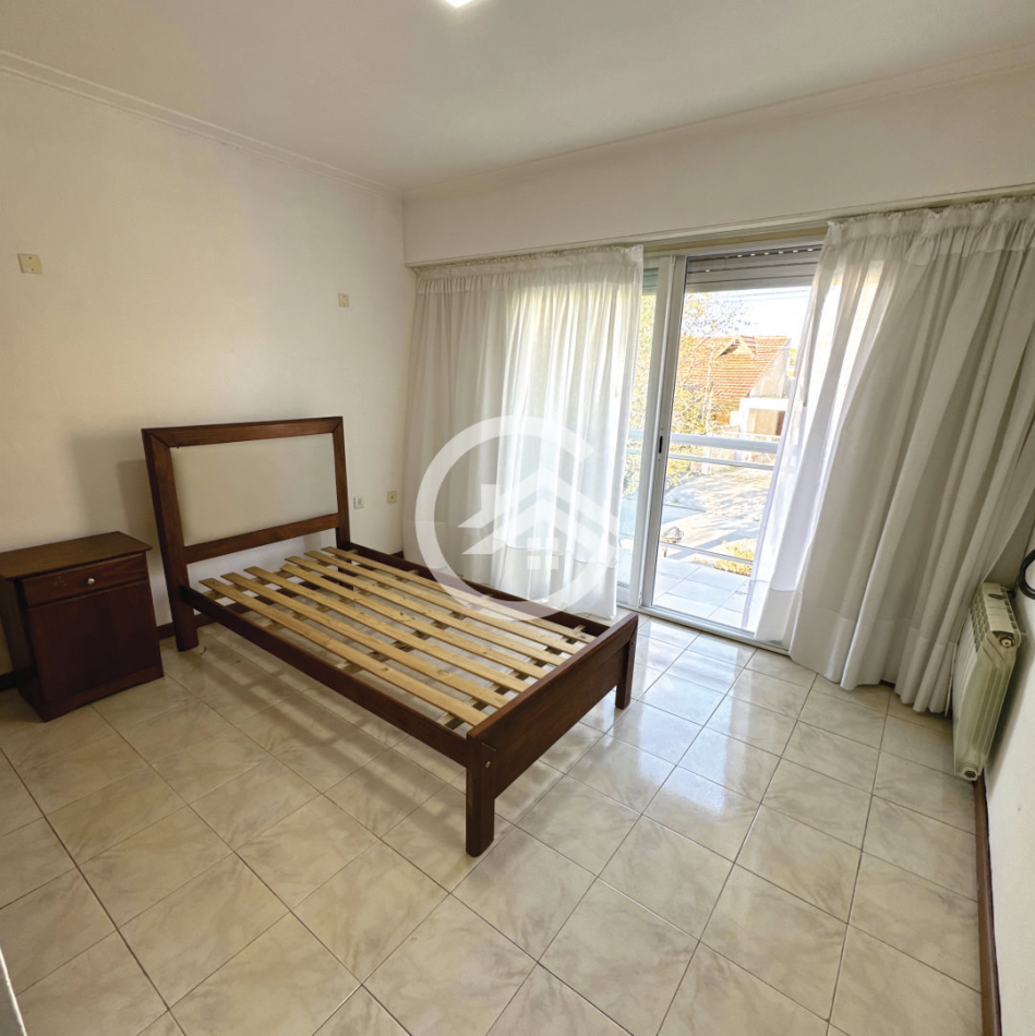 Chalet 5 ambientes con gran parque 