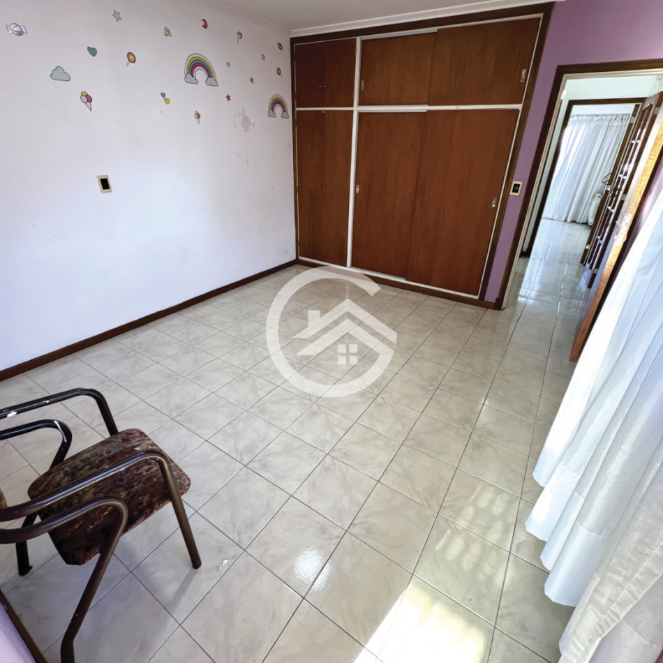 Chalet 5 ambientes con gran parque 
