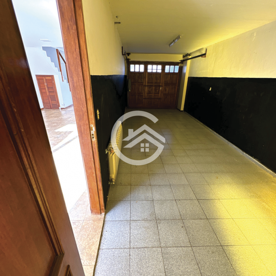 Chalet 5 ambientes con gran parque 