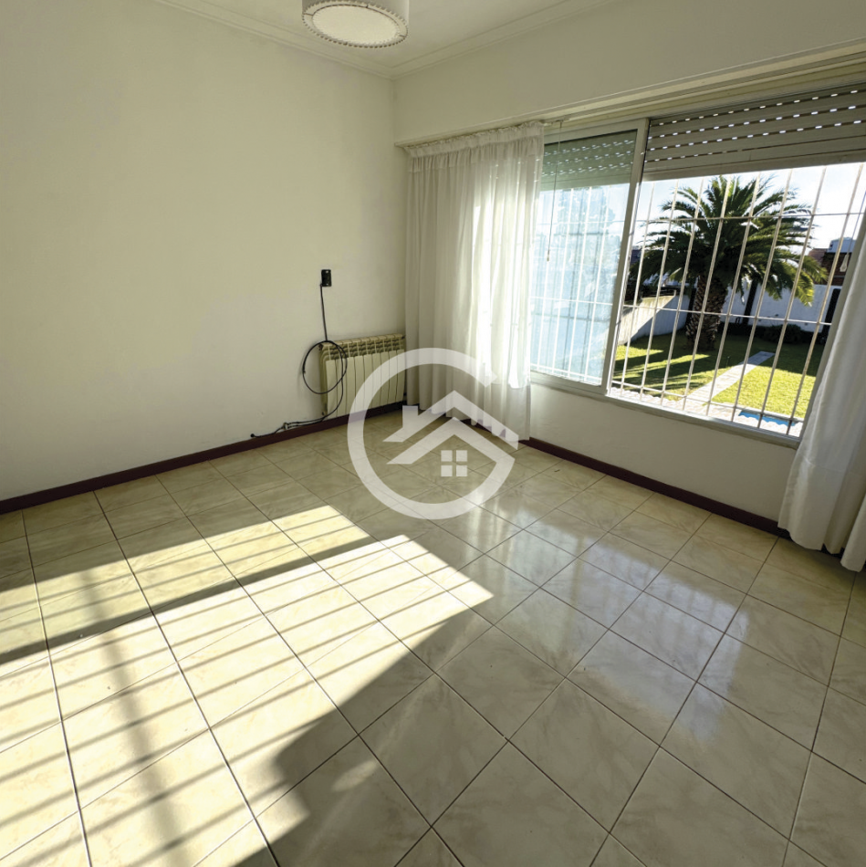 Chalet 5 ambientes con gran parque 