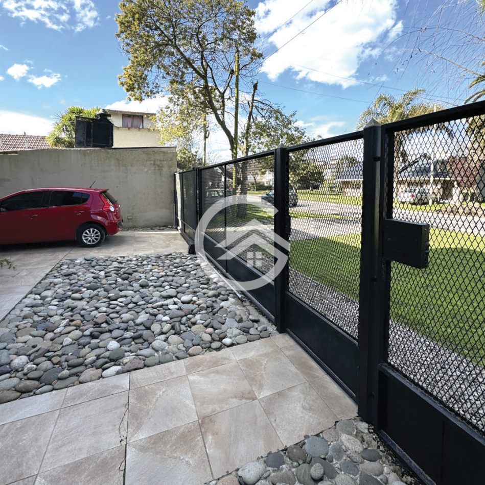 Moderna casa 4 ambientes con piscina y garaje. 