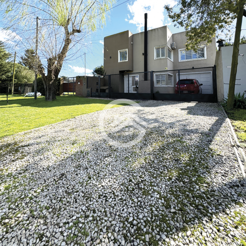 Moderna casa 4 ambientes con piscina y garaje. 