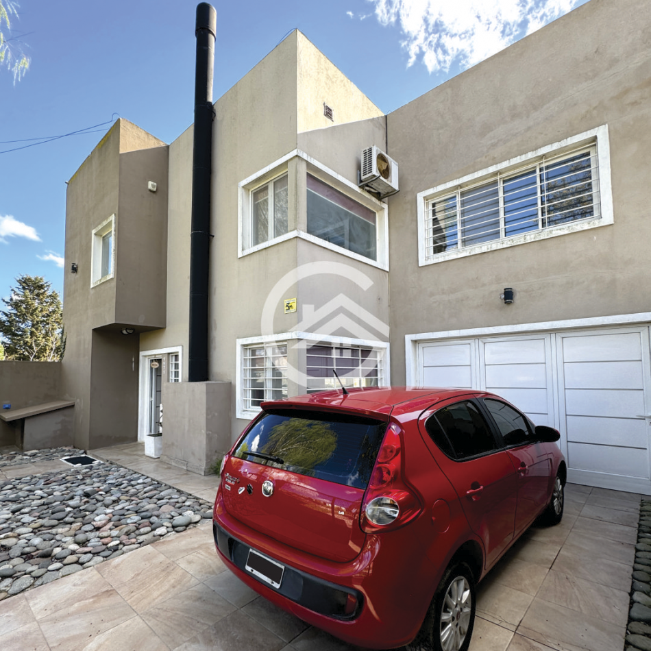 Moderna casa 4 ambientes con piscina y garaje. 