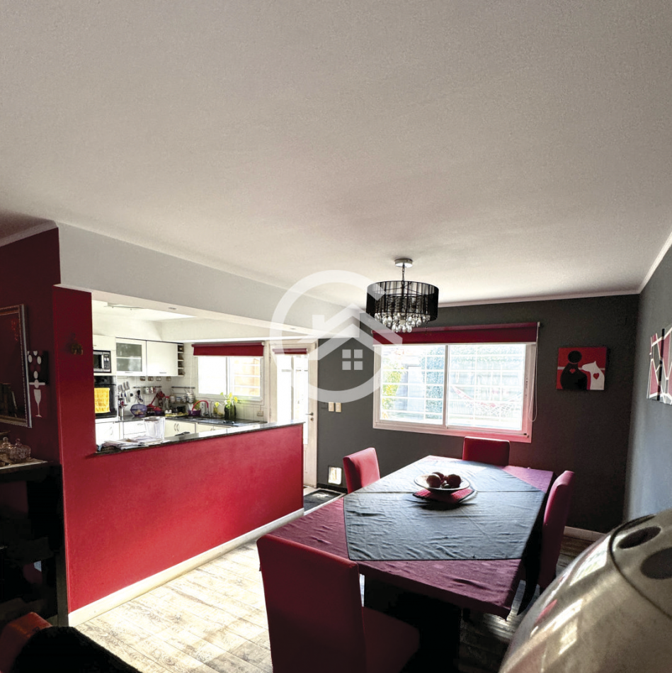 Moderna casa 4 ambientes con piscina y garaje. 