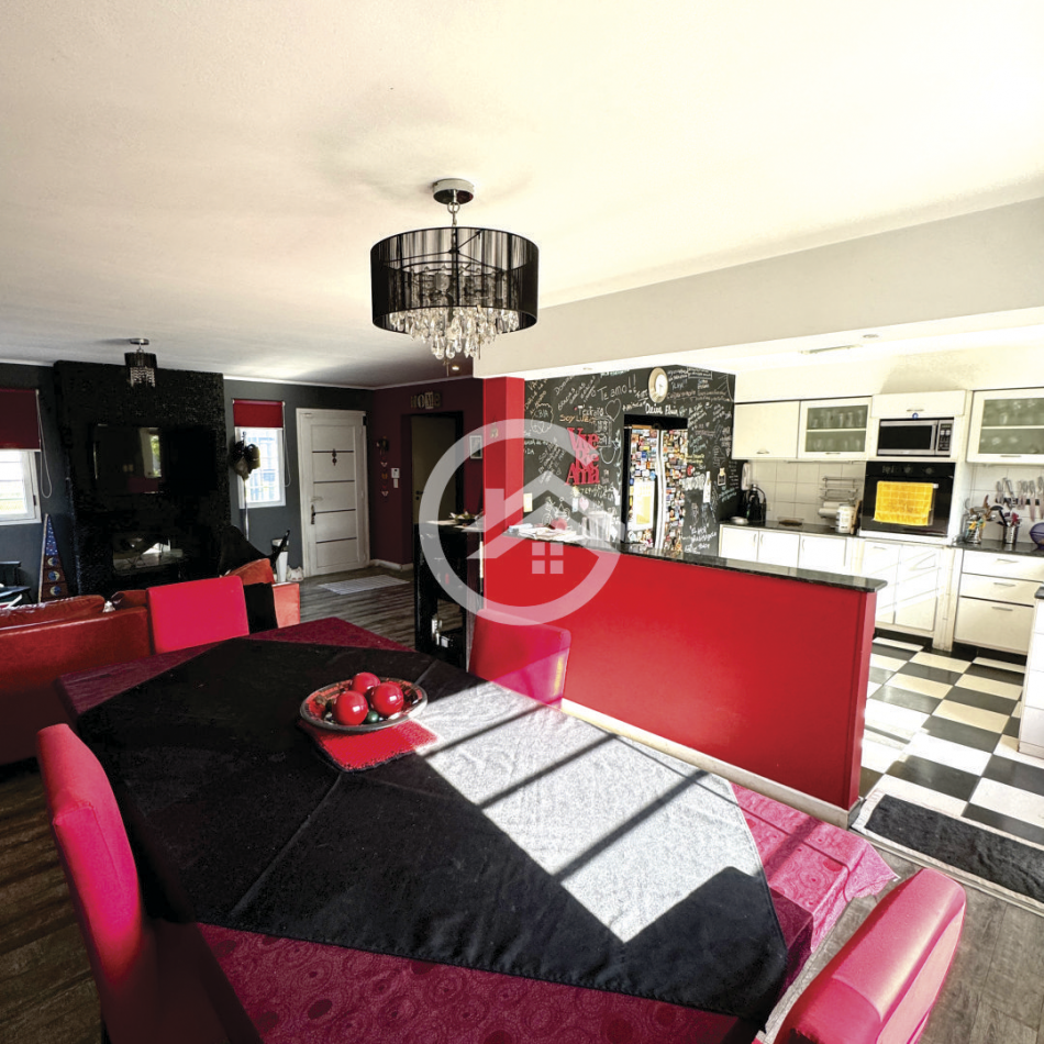 Moderna casa 4 ambientes con piscina y garaje. 