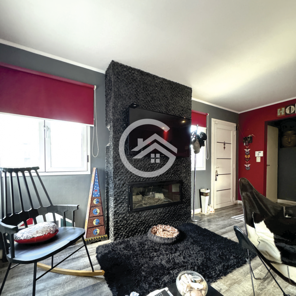 Moderna casa 4 ambientes con piscina y garaje. 