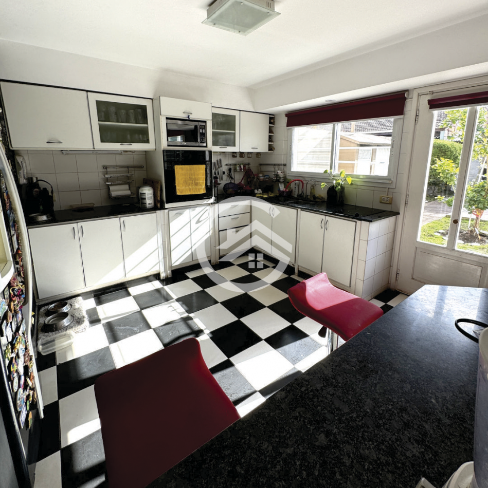 Moderna casa 4 ambientes con piscina y garaje. 