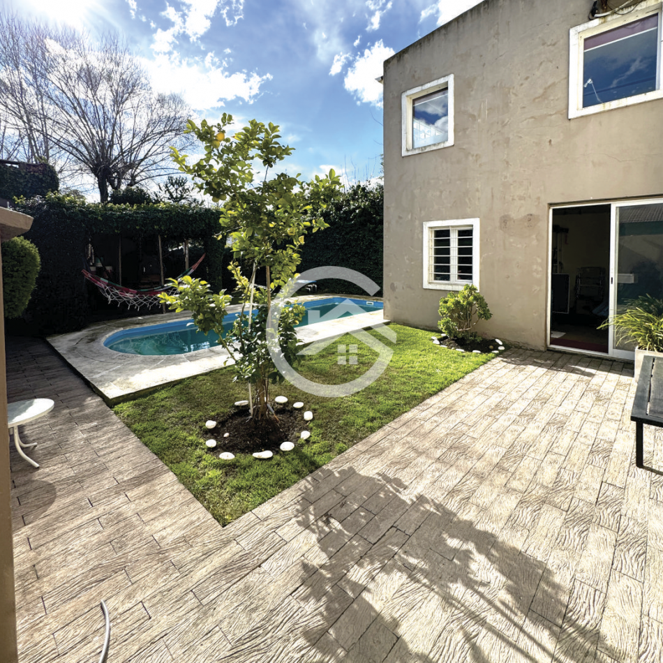 Moderna casa 4 ambientes con piscina y garaje. 