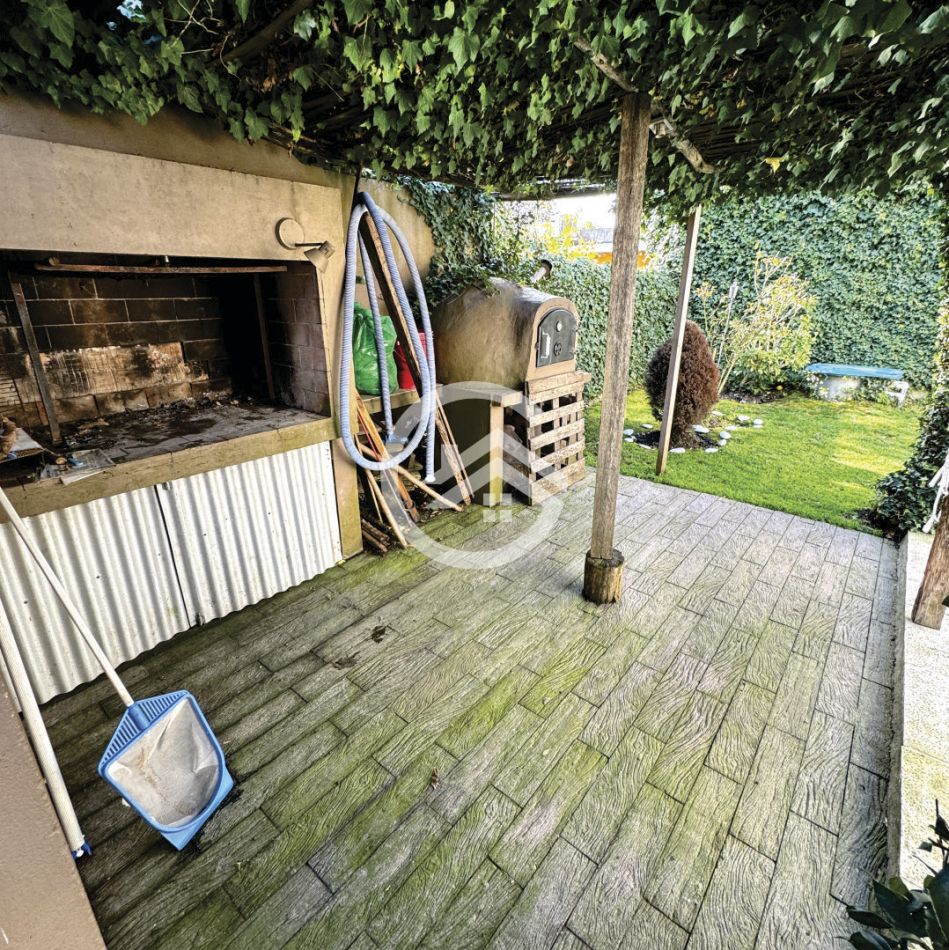 Moderna casa 4 ambientes con piscina y garaje. 