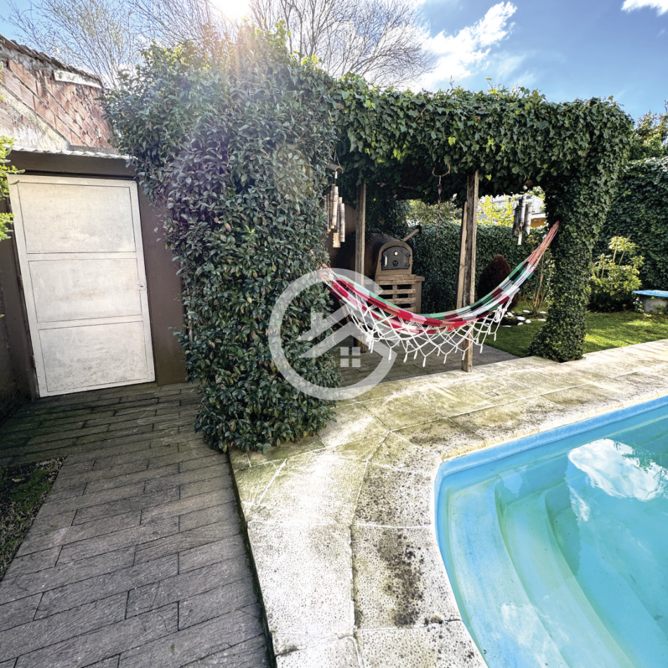 Moderna casa 4 ambientes con piscina y garaje. 