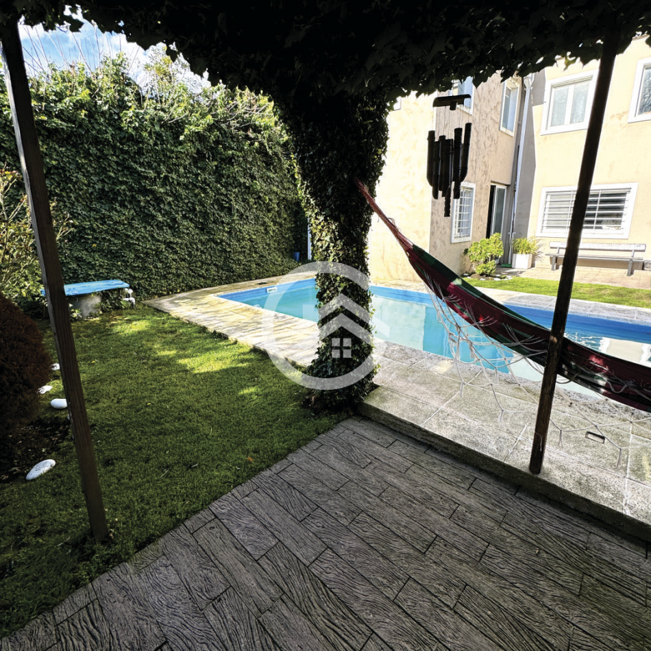 Moderna casa 4 ambientes con piscina y garaje. 