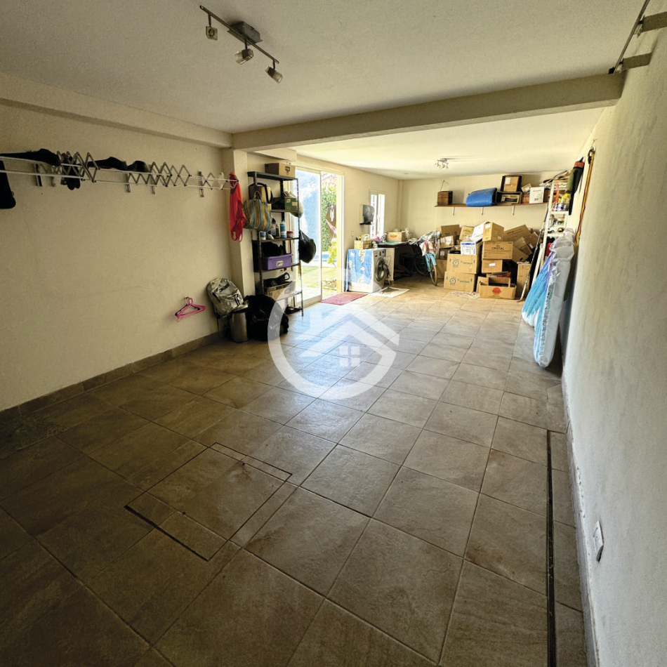 Moderna casa 4 ambientes con piscina y garaje. 