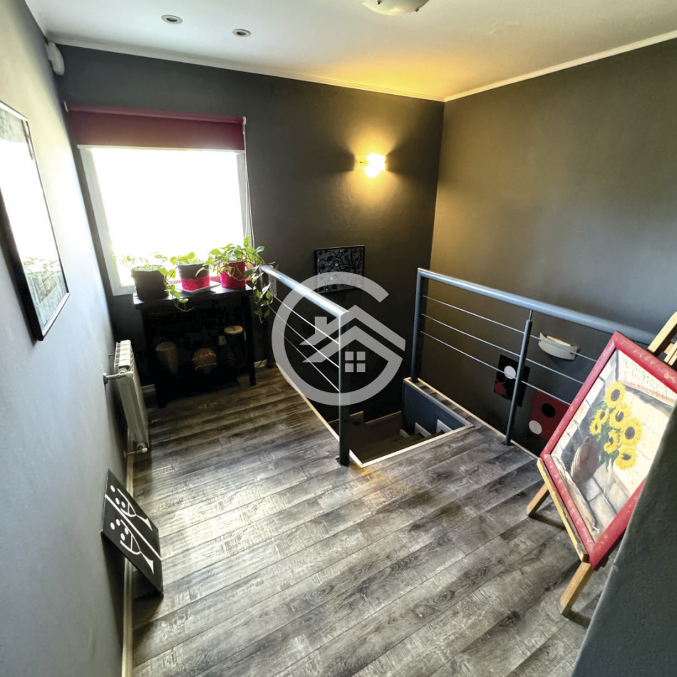 Moderna casa 4 ambientes con piscina y garaje. 