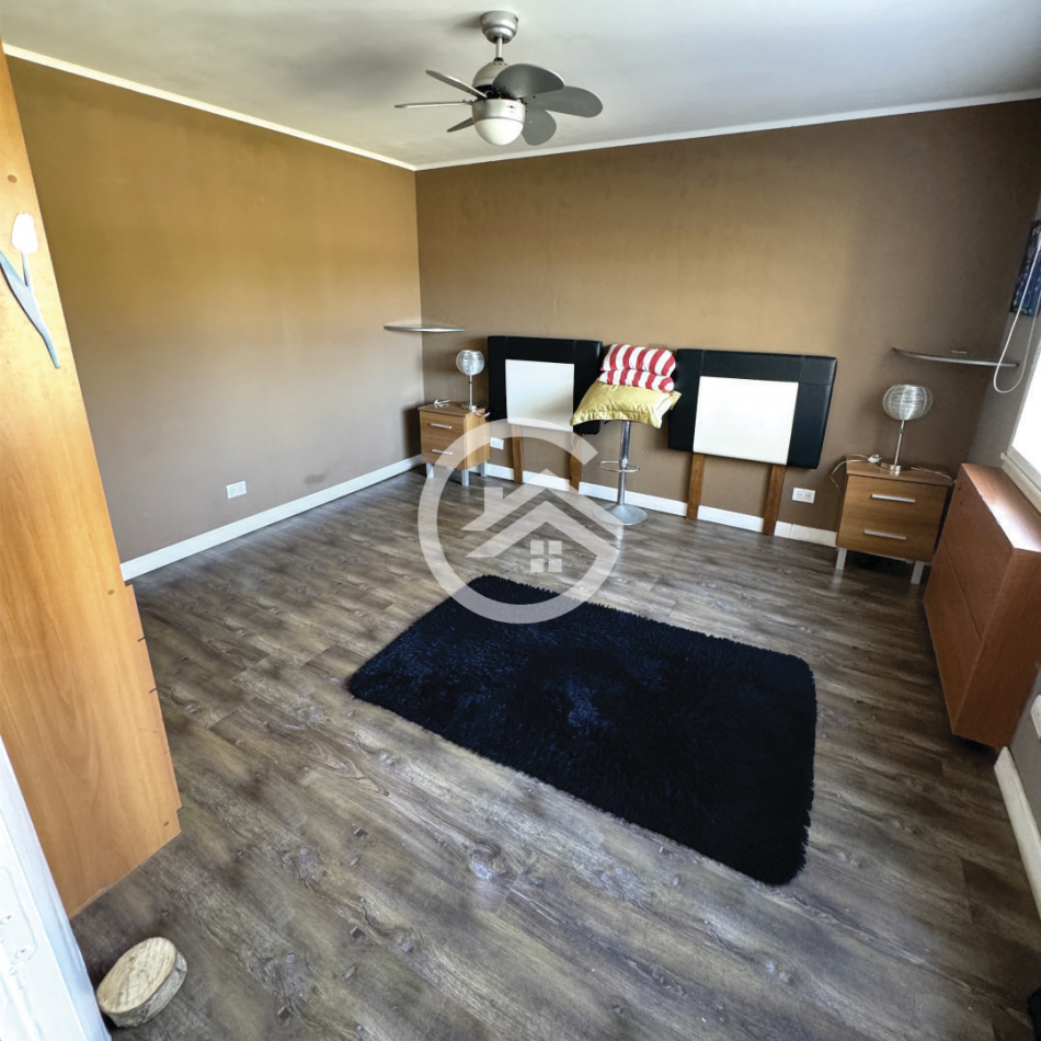 Moderna casa 4 ambientes con piscina y garaje. 