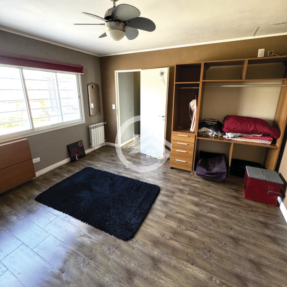 Moderna casa 4 ambientes con piscina y garaje. 