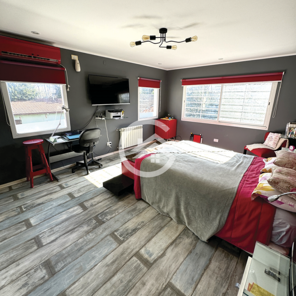 Moderna casa 4 ambientes con piscina y garaje. 