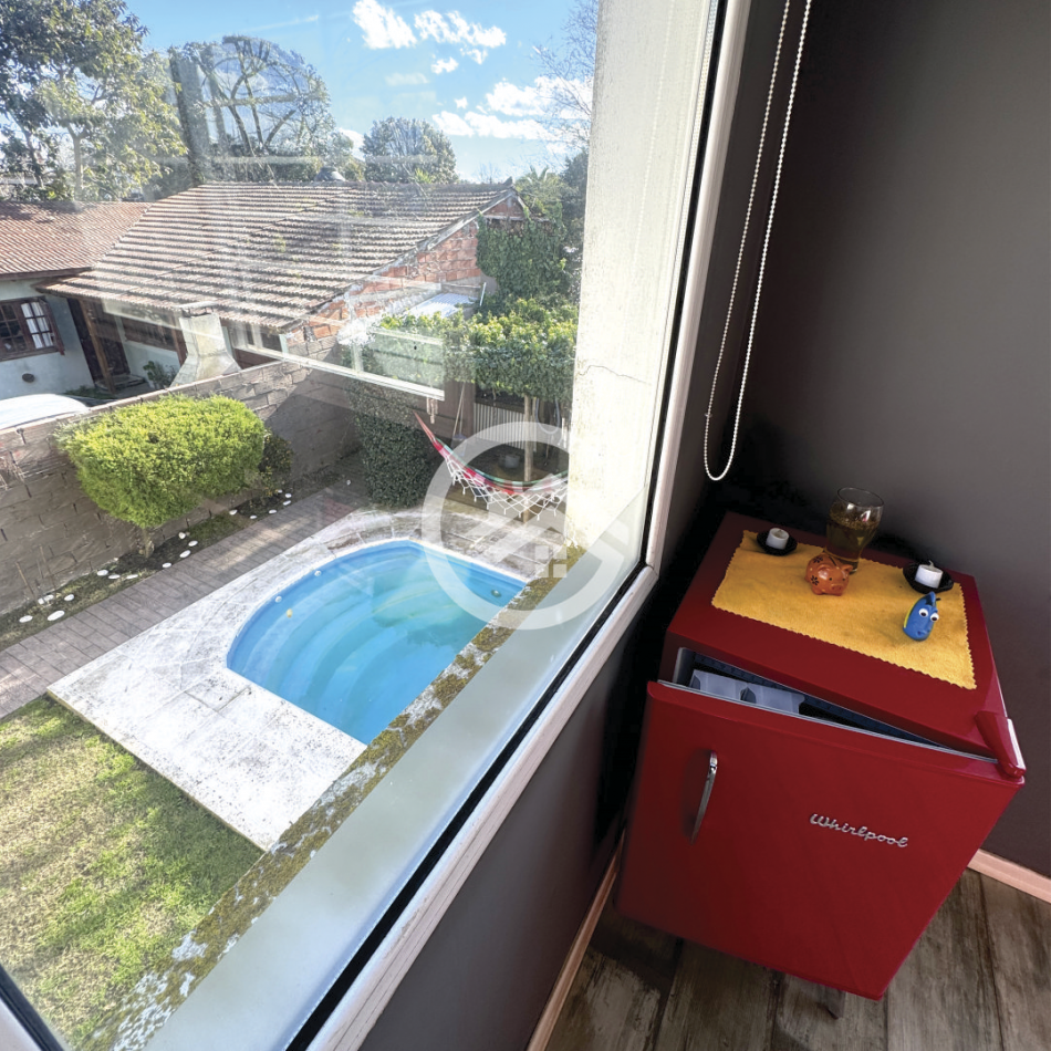 Moderna casa 4 ambientes con piscina y garaje. 