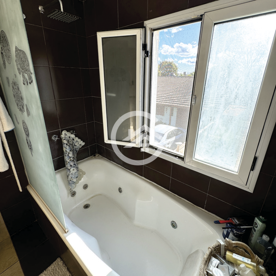 Moderna casa 4 ambientes con piscina y garaje. 