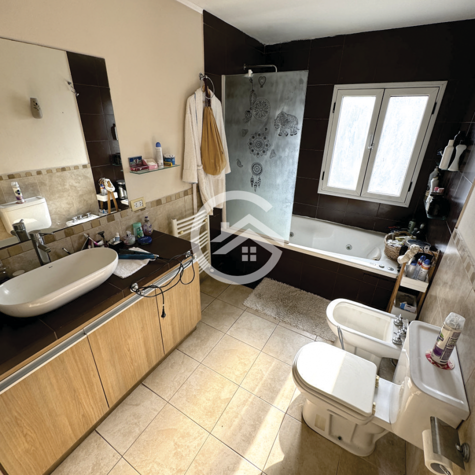 Moderna casa 4 ambientes con piscina y garaje. 