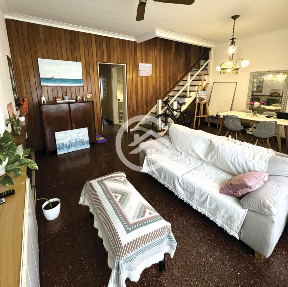 Chalet 5 amb. con patio y garaje + depto 3 amb. independiente.