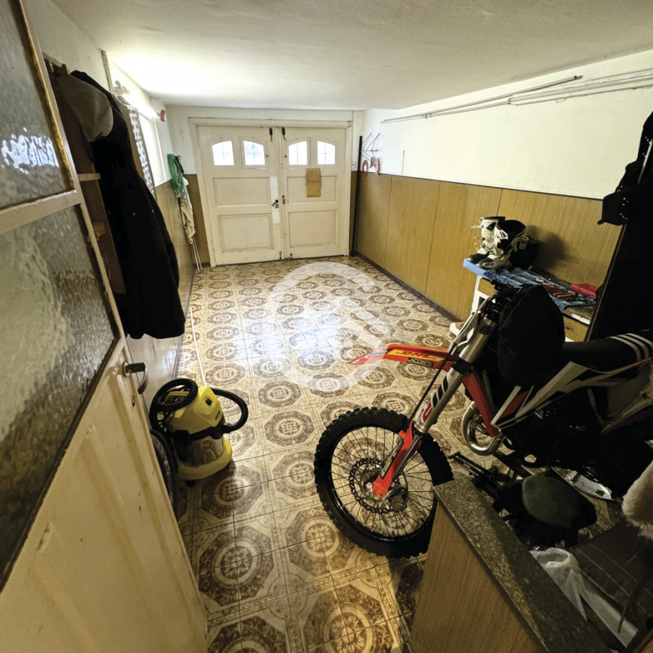 Chalet 5 amb. con patio y garaje + depto 3 amb. independiente.