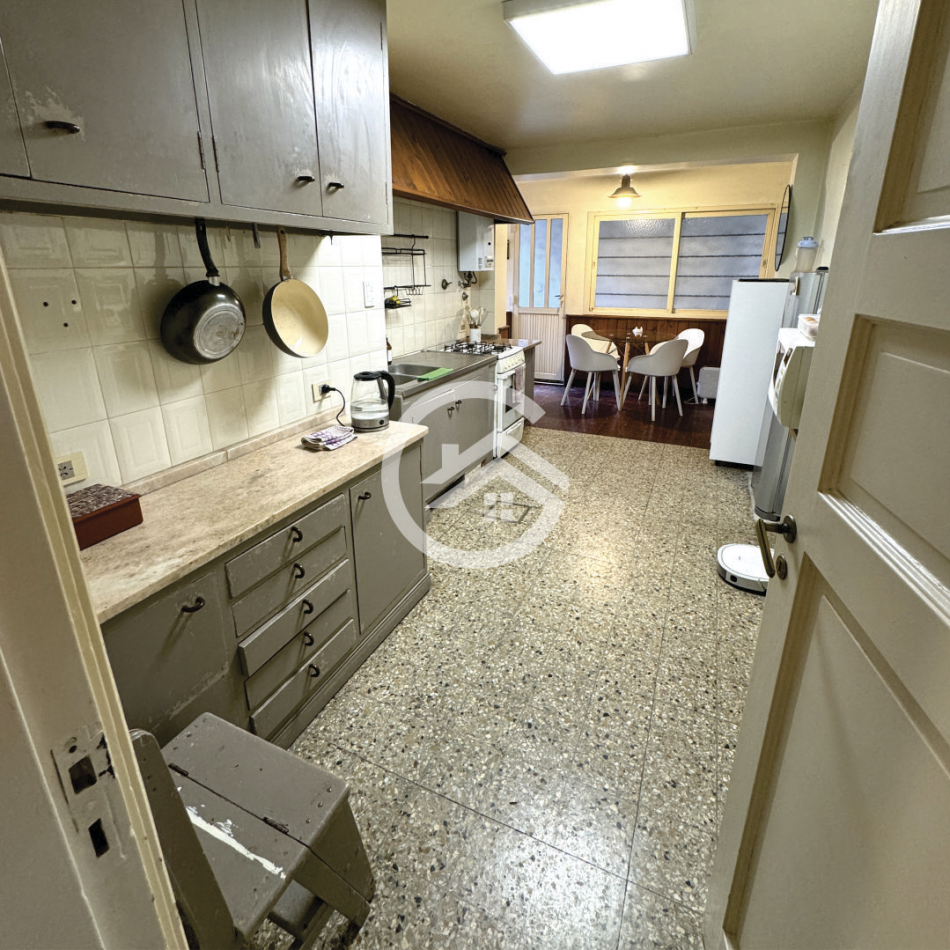 Chalet 5 amb. con patio y garaje + depto 3 amb. independiente.