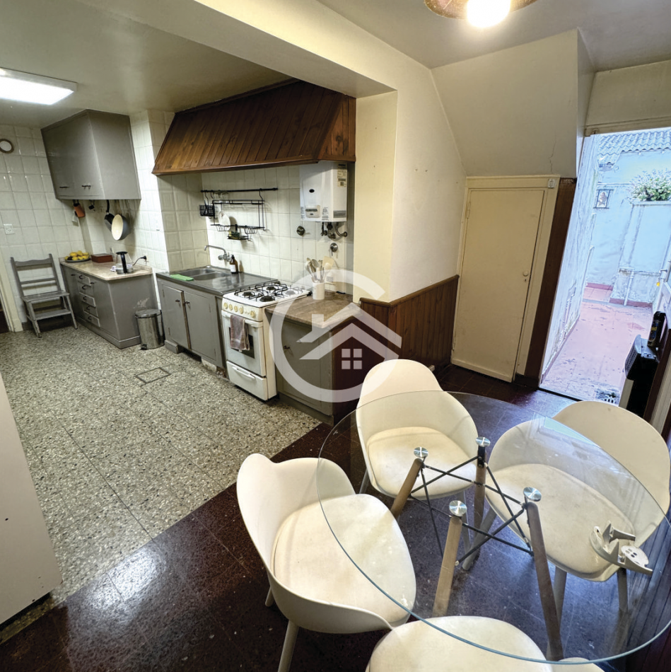 Chalet 5 amb. con patio y garaje + depto 3 amb. independiente.