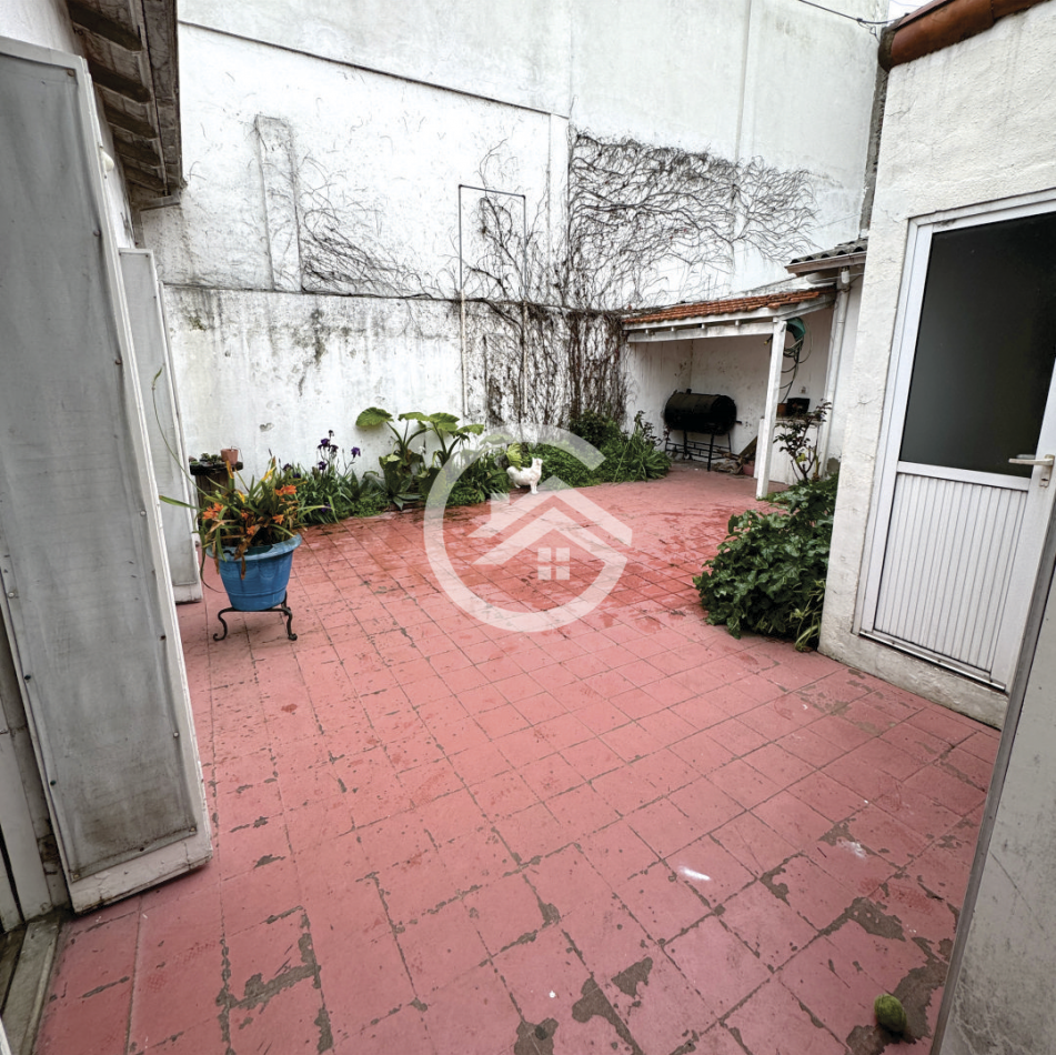 Chalet 5 amb. con patio y garaje + depto 3 amb. independiente.