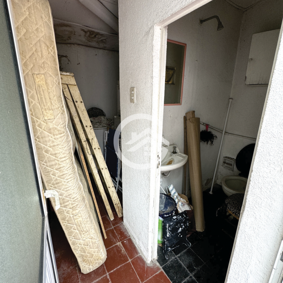 Chalet 5 amb. con patio y garaje + depto 3 amb. independiente.