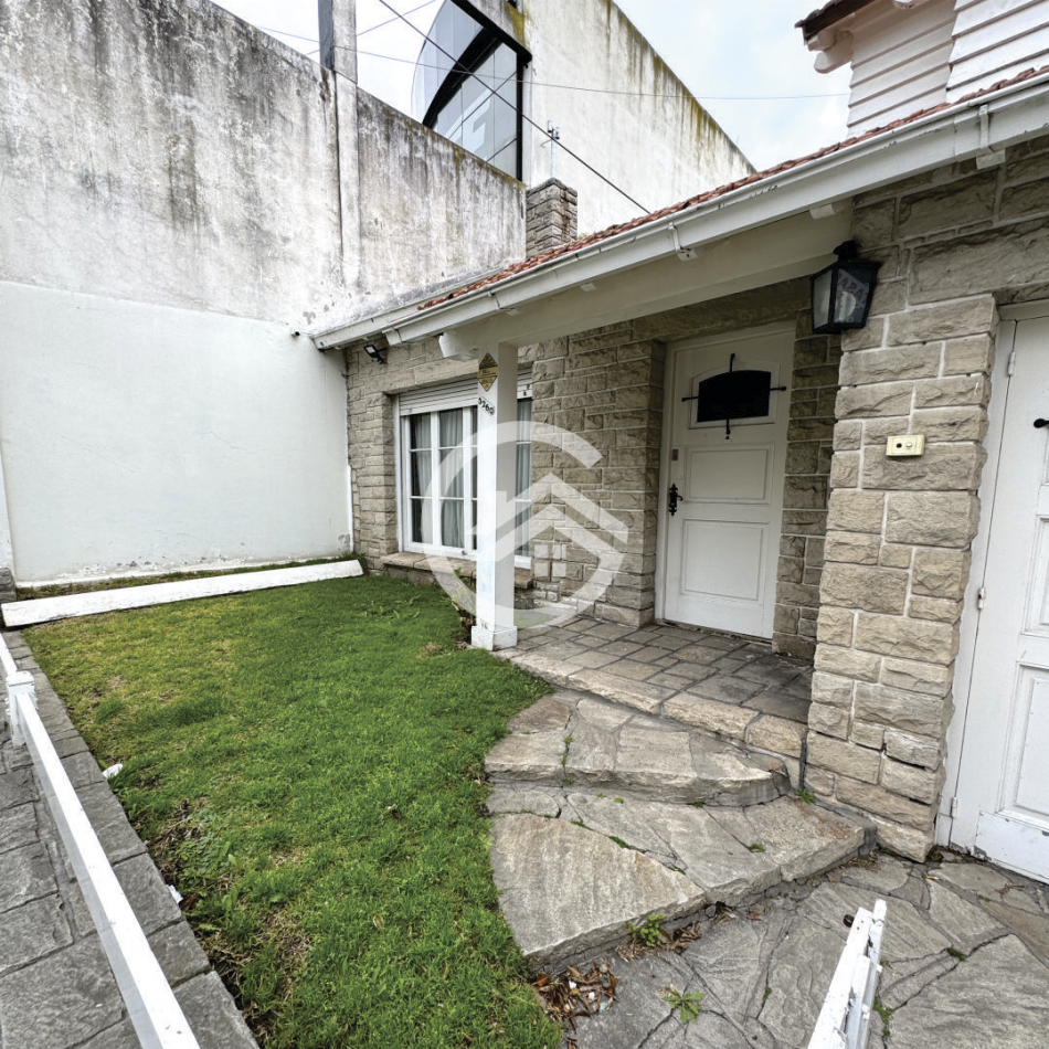 Chalet 5 amb. con patio y garaje + depto 3 amb. independiente.