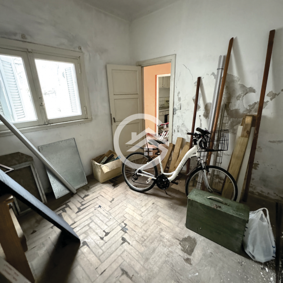 Chalet 5 amb. con patio y garaje + depto 3 amb. independiente.